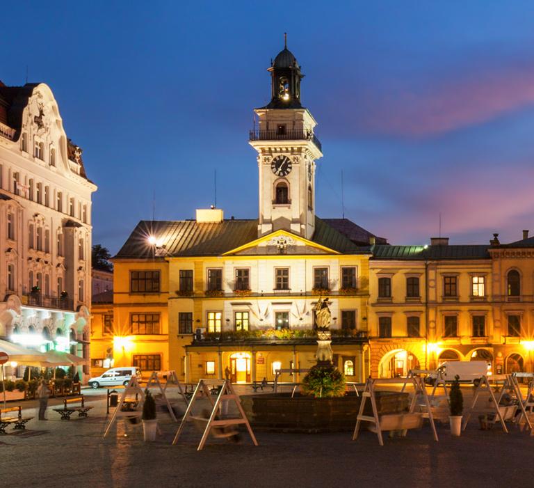 rynek miasta nocą