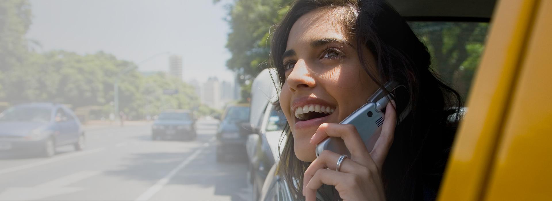 Slajd 2 kobieta rozmawiająca przez telefon w taksówce